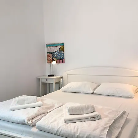 Center 1 Queen Bed Sofa Additional Living Area Apartment Belgrade
